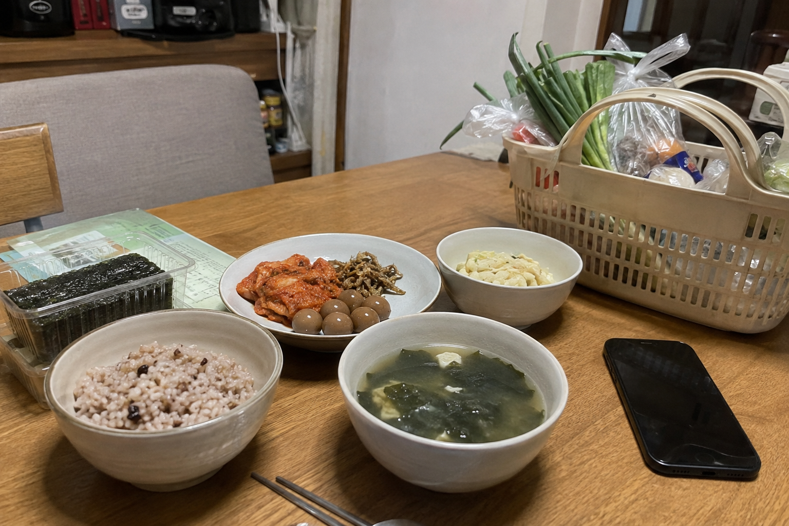 집밥과 장보기 식재료가 놓인 식탁